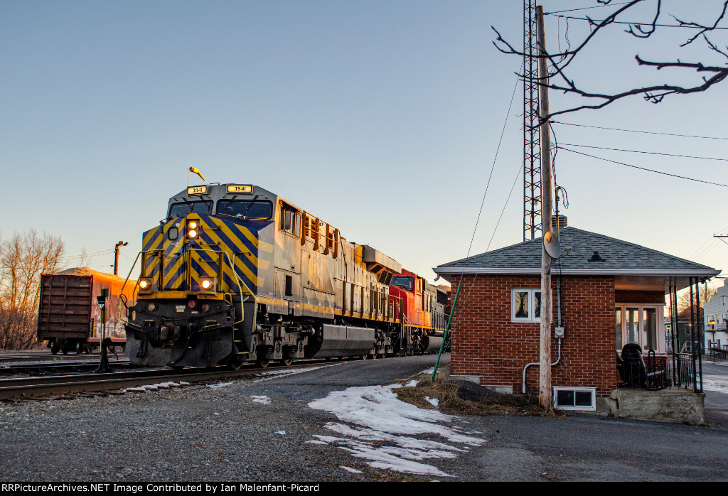 CN 3941 leads 403 at its departure from Mont-Joli